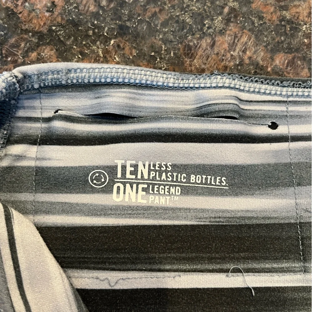 NIKE | Dri-Fit Athletic Workout Leggings - Capri Length